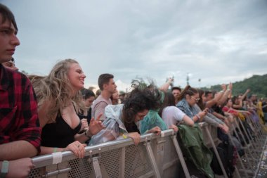 Bontida, Romanya - 22 Temmuz 2018: Kalabalık eğleniyor ve elektrik kale Festivali Dubioza Kolektiv konser sırasında parti neşeli fanlar