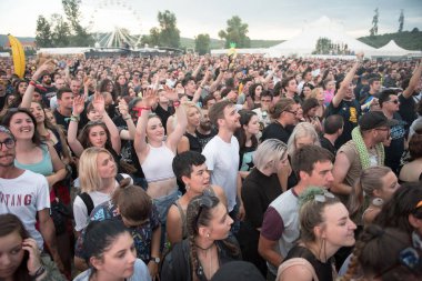 Bontida, Romanya - 22 Temmuz 2018: Kalabalık eğleniyor ve elektrik kale Festivali Dubioza Kolektiv konser sırasında parti neşeli fanlar