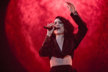 Bontida, Romanya - 22 Temmuz 2018: Şarkıcı Jessie J ve onun grubu ana sahne elektrik kale Festivali canlı performans
