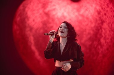 Bontida, Romanya - 22 Temmuz 2018: Şarkıcı Jessie J ve onun grubu ana sahne elektrik kale Festivali canlı performans