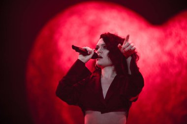 Bontida, Romanya - 22 Temmuz 2018: Şarkıcı Jessie J ve onun grubu ana sahne elektrik kale Festivali canlı performans