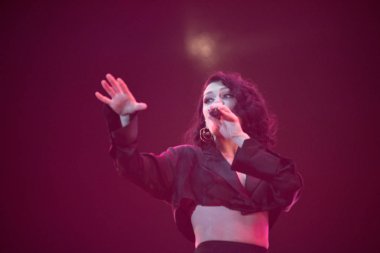 Bontida, Romanya - 22 Temmuz 2018: Şarkıcı Jessie J ve onun grubu ana sahne elektrik kale Festivali canlı performans