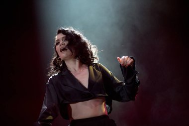 Bontida, Romanya - 22 Temmuz 2018: Şarkıcı Jessie J ve onun grubu ana sahne elektrik kale Festivali canlı performans