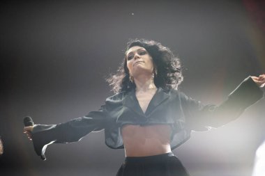 Bontida, Romanya - 22 Temmuz 2018: Şarkıcı Jessie J ve onun grubu ana sahne elektrik kale Festivali canlı performans