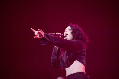 Bontida, Romanya - 22 Temmuz 2018: Şarkıcı Jessie J ve onun grubu ana sahne elektrik kale Festivali canlı performans