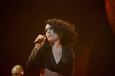 Bontida, Romanya - 22 Temmuz 2018: Şarkıcı Jessie J ve onun grubu ana sahne elektrik kale Festivali canlı performans