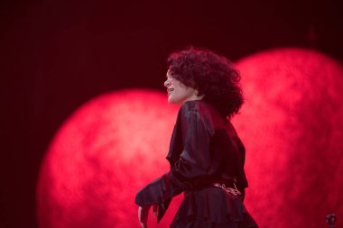 Bontida, Romanya - 22 Temmuz 2018: Şarkıcı Jessie J ve onun grubu ana sahne elektrik kale Festivali canlı performans