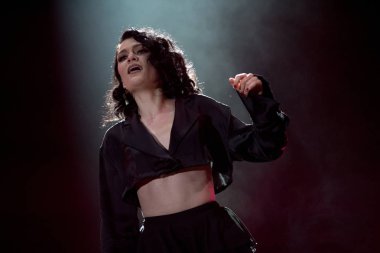 Bontida, Romanya - 22 Temmuz 2018: Şarkıcı Jessie J ve onun grubu ana sahne elektrik kale Festivali canlı performans