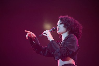Bontida, Romanya - 22 Temmuz 2018: Şarkıcı Jessie J ve onun grubu ana sahne elektrik kale Festivali canlı performans