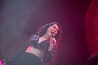 Bontida, Romanya - 22 Temmuz 2018: Şarkıcı Jessie J ve onun grubu ana sahne elektrik kale Festivali canlı performans