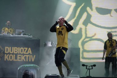 Bontida, Romanya - 22 Temmuz 2018: Bosnalı rock grubu Dubioza elektrik kale Festivali sırasında canlı konser oynama Kolektiv