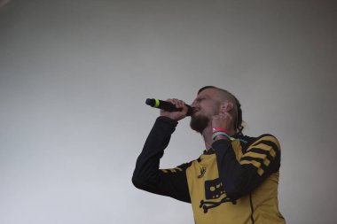 Bontida, Romanya - 22 Temmuz 2018: Bosnalı rock grubu Dubioza elektrik kale Festivali sırasında canlı konser oynama Kolektiv