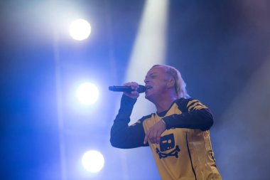 Bontida, Romanya - 22 Temmuz 2018: Bosnalı rock grubu Dubioza elektrik kale Festivali sırasında canlı konser oynama Kolektiv