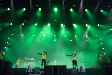Bontida, Romanya - 22 Temmuz 2018: Bosnalı rock grubu Dubioza elektrik kale Festivali sırasında canlı konser oynama Kolektiv