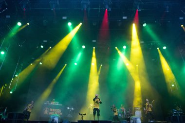 Bontida, Romanya - 22 Temmuz 2018: Bosnalı rock grubu Dubioza elektrik kale Festivali sırasında canlı konser oynama Kolektiv