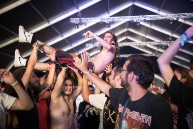 Bontida, Romanya - 22 Temmuz 2018: sörf, kalabalık yapan adam kanser yarasalar canlı konser elektrik kale Festivali sırasında dalış sahne