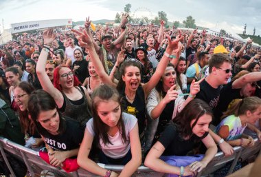 Bontida, Romanya - Temmuz, 19, 2018: Kalabalık bir Jp Cooper'ın canlı konser elektrik kale Festivali sırasında şarkı ve dans neşeli fanlar