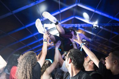 Bontida, Romanya - 22 Temmuz 2018: sörf, kalabalık yapan adam kanser yarasalar canlı konser elektrik kale Festivali sırasında dalış sahne