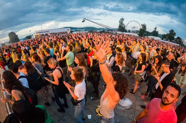 Bontida Roemenië Juli 2018 Menigte Van Vrolijke Fans Plezier Feesten — Stockfoto