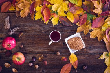 Sonbahar natürmort kavramı arka plan. Sonbahar yaprakları, hasat, Masa üstü goodies. Şükran günü kartpostal