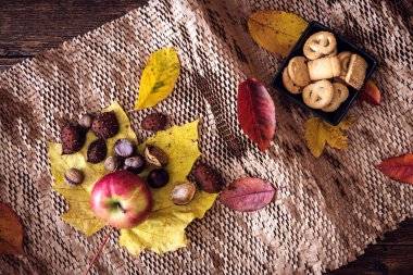 Sonbahar natürmort kavramı arka plan. Sonbahar yaprakları, hasat, Masa üstü goodies. Şükran günü kartpostal