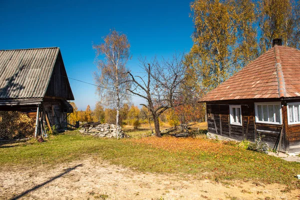 Verlassenes Haus Den Bergen Bunter Herbstwald — Stockfoto