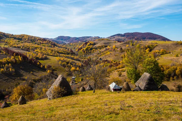 Elhagyott Ház Hegyekben Színes Őszi Erdő — Stock Fotó