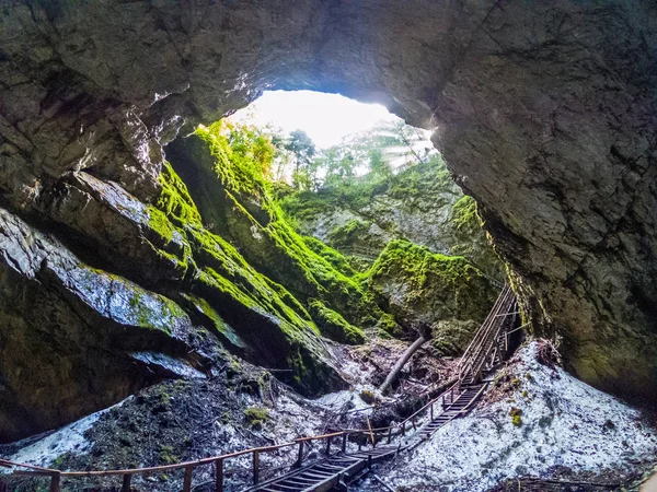 Scarisoara Entrada Caverna Gelo Montanhas Apuseni Roménia — Fotografia de Stock