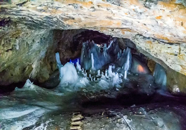 Stalagmity Lodu Scarisoara Cave Góry Apuseni Rumunia — Zdjęcie stockowe