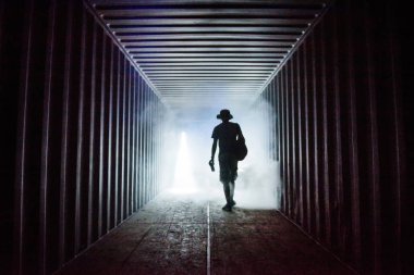 Tünelin sonunda ışık. Bir erkekte bir yeraltı geçidi silüeti