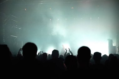 Kalabalık konser silüeti