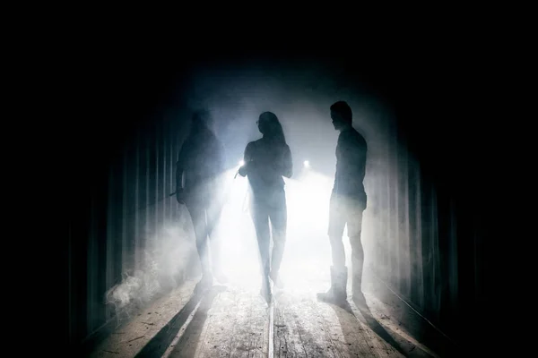 Licht Ende Des Tunnels Silhouette Von Freunden Einer Unterirdischen Passage — Stockfoto