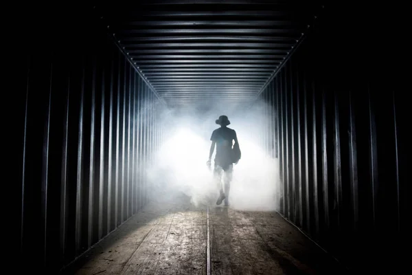 Lumière Bout Tunnel Silhouette Homme Dans Passage Souterrain — Photo