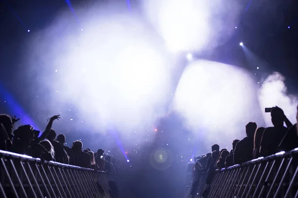 Silueta Multitud Conciertos Frente Las Luces Del Escenario Brillantes — Foto de Stock