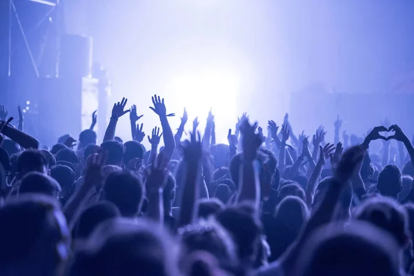Πλήθος Μια Μουσική Συναυλία Κοινό Υψώνοντας Χέρια — Φωτογραφία Αρχείου