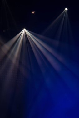 Canlı konser sırasında sahne ışıkları arka plan