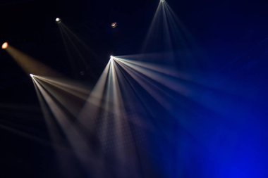 Canlı konser sırasında sahne ışıkları arka plan