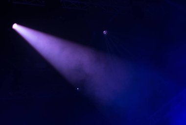 Canlı konser sırasında sahne ışıkları arka plan