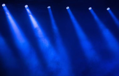 Canlı konser sırasında sahne ışıkları arka plan