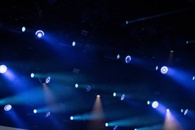 Canlı konser sırasında sahne ışıkları arka plan