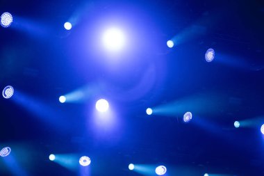 Canlı konser sırasında sahne ışıkları arka plan