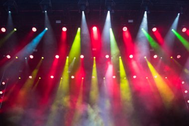 Canlı konser sırasında sahne ışıkları arka plan