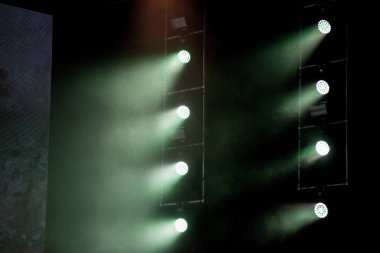 Canlı konser sırasında sahne ışıkları arka plan
