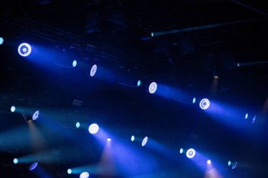 Canlı konser sırasında sahne ışıkları arka plan