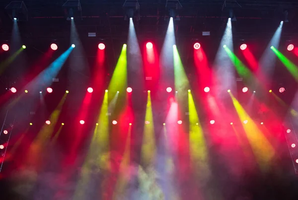 现场音乐会期间的舞台灯光背景 — 图库照片