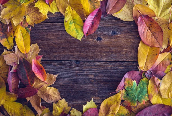 Herzförmige Anordnung Von Herbstblättern Über Holzgrund Raum Für Text — Stockfoto