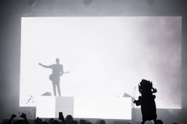 Bir gitar çalar ve konser kalabalık ufuk silüeti