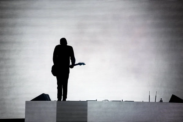 Silueta Guitarrista Frente Pantalla Led Escenario Brillante — Foto de Stock