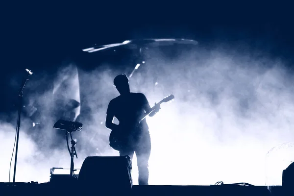 Silhouette Chitarrista Sul Palco Che Suona Musica Dal Vivo — Foto Stock