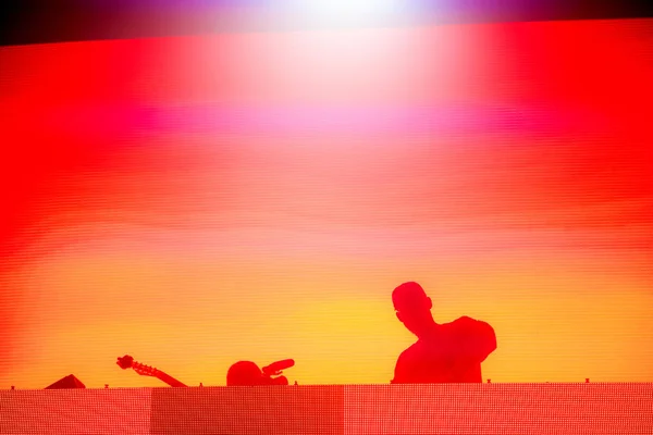 Silhouette Disc Jockey Mixing Live — Stock Photo, Image